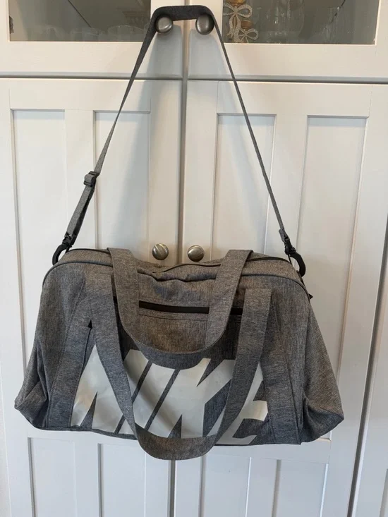 Nike Gray Gym Duffel Gym Bag w/shoulder strap - Picture 2 of 13